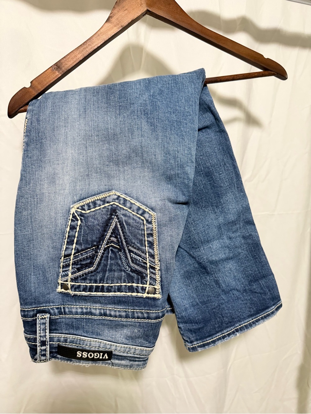 Vigoss Chelsea Capri 9/10 Heritage fit, nwot Embroidered Back Pocket Jeans